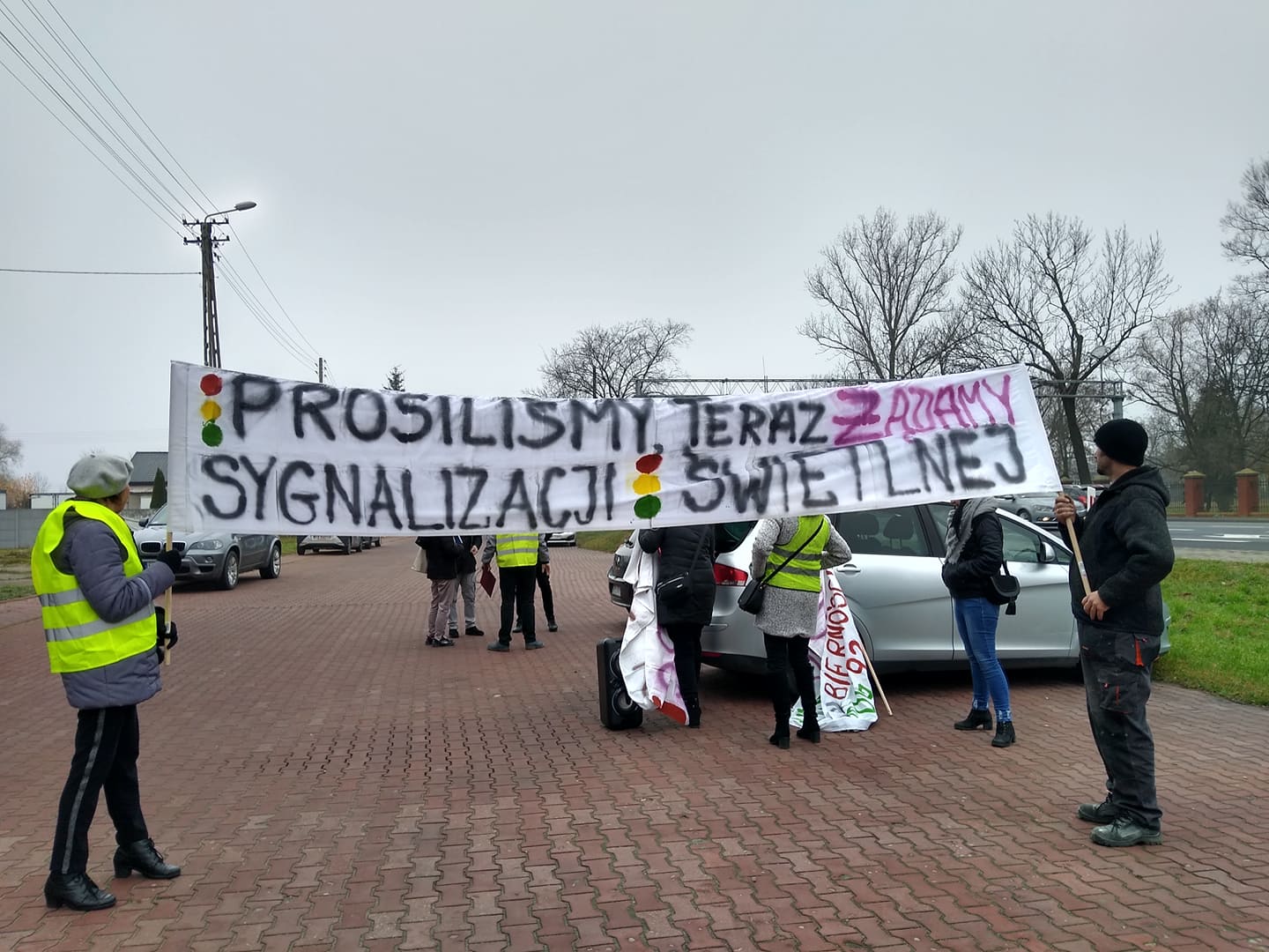 Trwa protest przy DK 92 w Bedlnie. Mieszkańcy żądają poprawy bezpieczeństwa