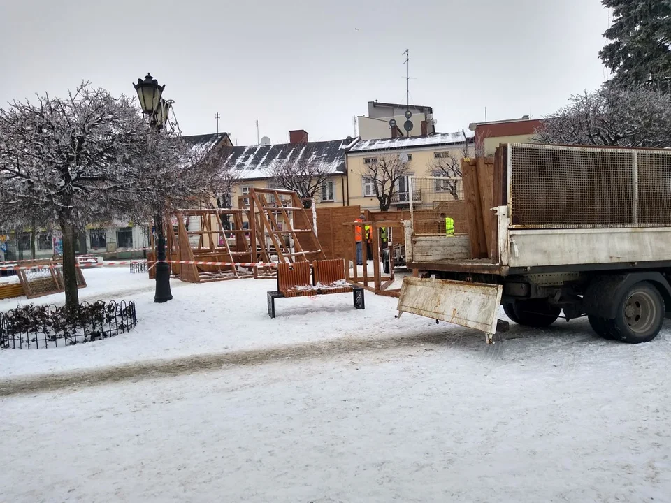 W centrum Kutna stawiają drewnianą konstrukcję. To bożonarodzeniowa szopka, jedna z atrakcji Wigilii Miejskiej i Jarmarku Świątecznego