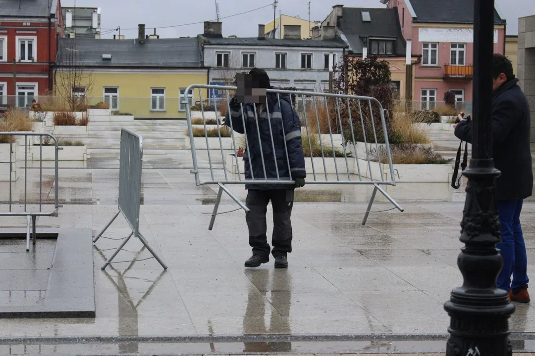 Przy fontannie na Placu Wolności pojawiły się ławki. Ma to zapobiec kolejnym uszkodzeniom