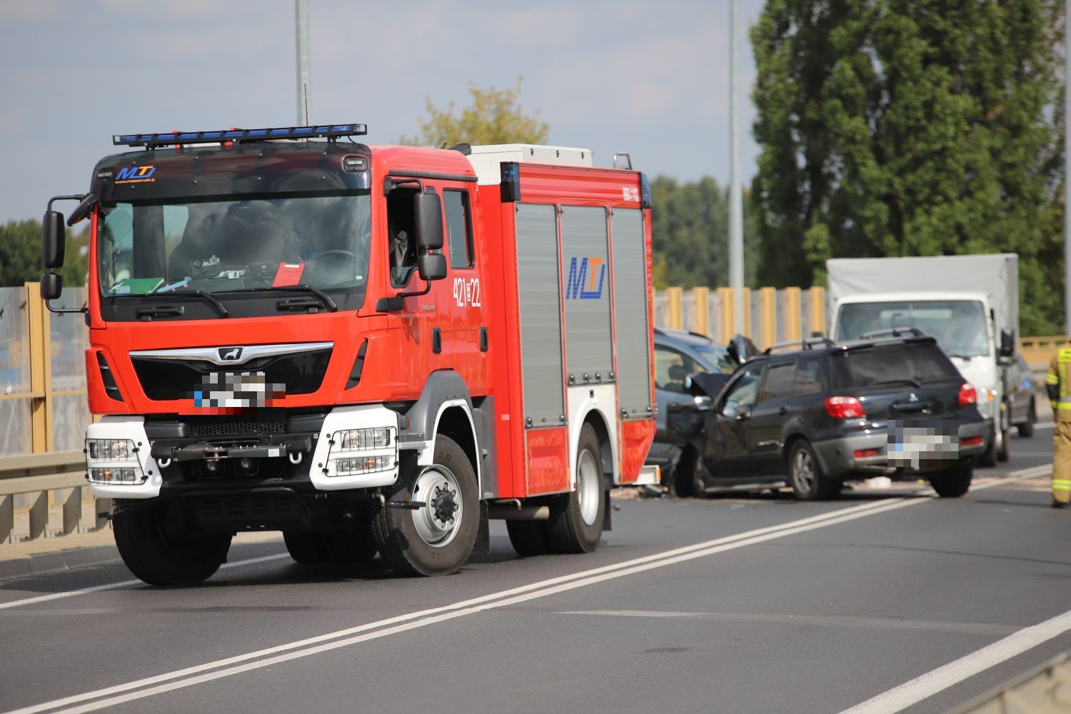 Kraksa z udziałem dwóch aut na wiadukcie. Są osoby poszkodowane 