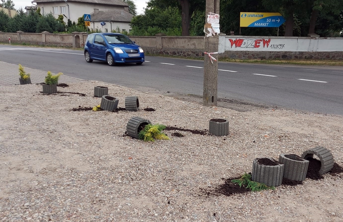 [ZDJĘCIA] Wandale zniszczyli parafialny parking. "Nie cieszyliśmy się zbyt długo" - Zdjęcie główne