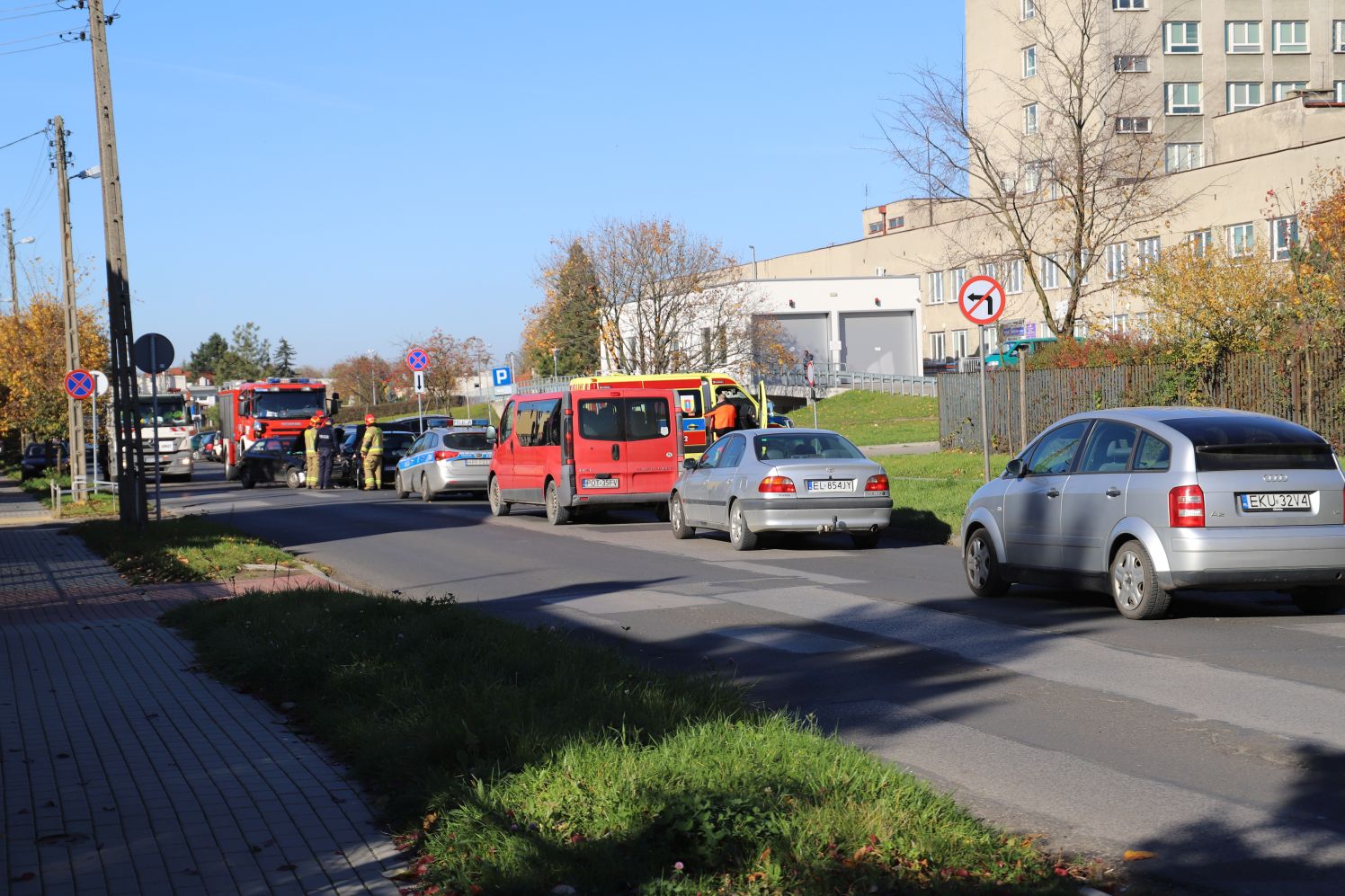 Wypadek z udziałem dwóch aut przy szpitalu. Służby w akcji [ZDJĘCIA]