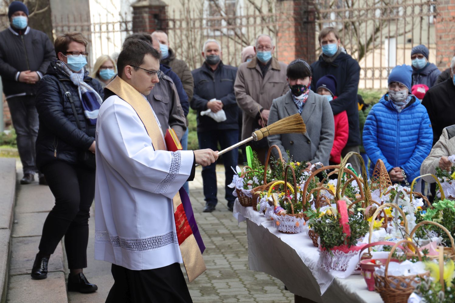 Kutnianie zgodnie z wielkanocną tradycją udają się do kościołów poświęcić pokarmy