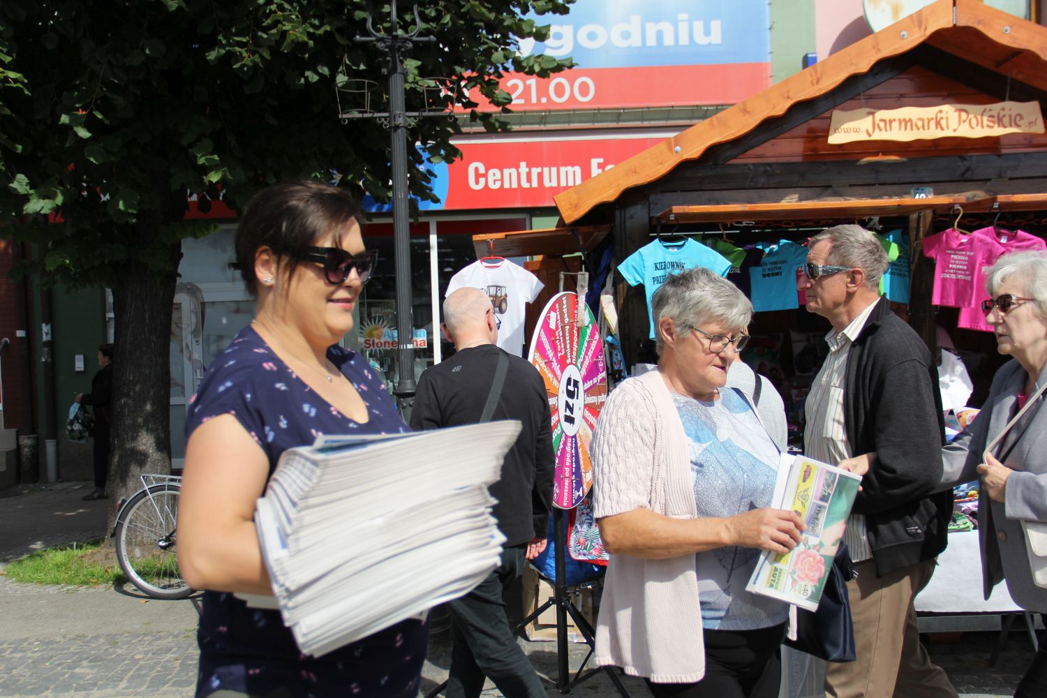 KCI świętuje razem z Wami! Rozdajemy pachnące różami gazety i słodkie niespodzianki