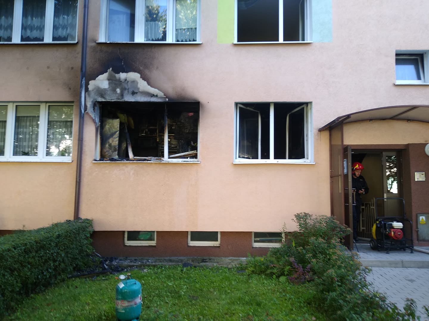 W Kutnie w mieszkaniu przy ulicy Wybickiego wybuchł pożar, strażacy ewakuowali mieszkańców