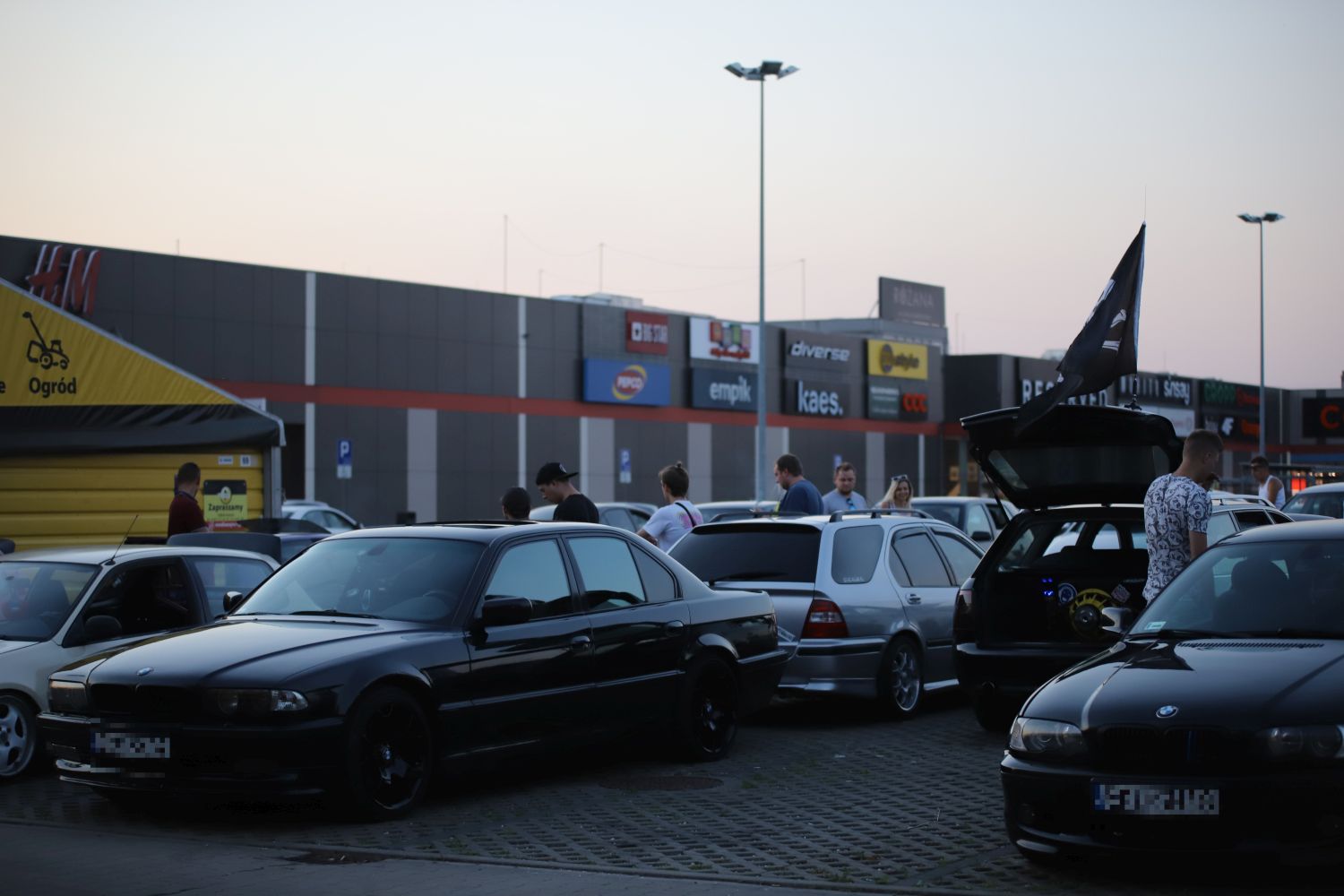 Ryk silników, pisk opon i setki osób pod galerią. Trwa Illegal Night Kutno