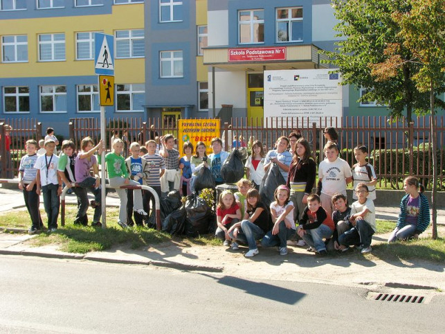 Najmłodsi sprzątają ulice - Zdjęcie główne