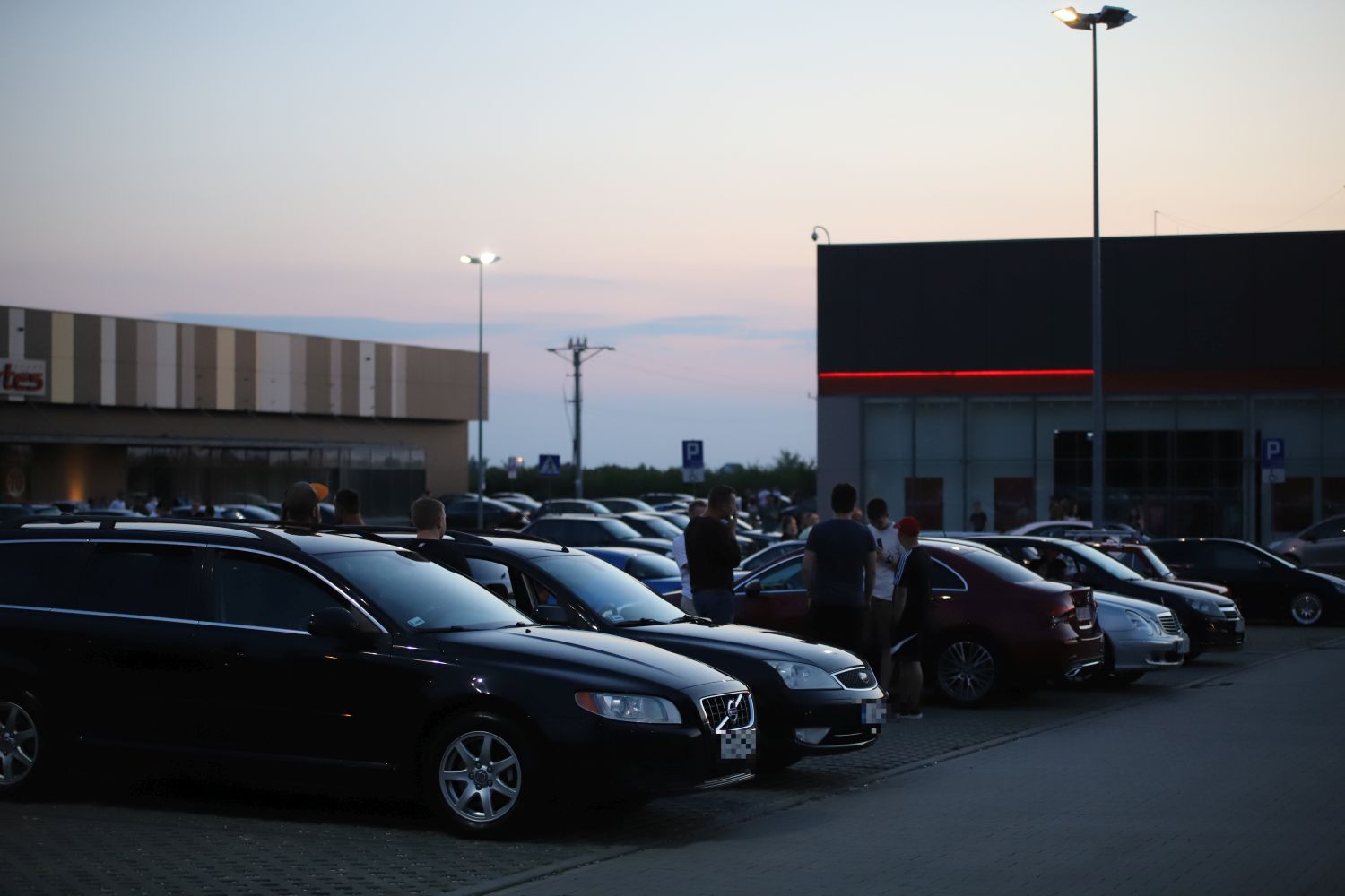 Ryk silników, pisk opon i setki osób pod galerią. Trwa Illegal Night Kutno