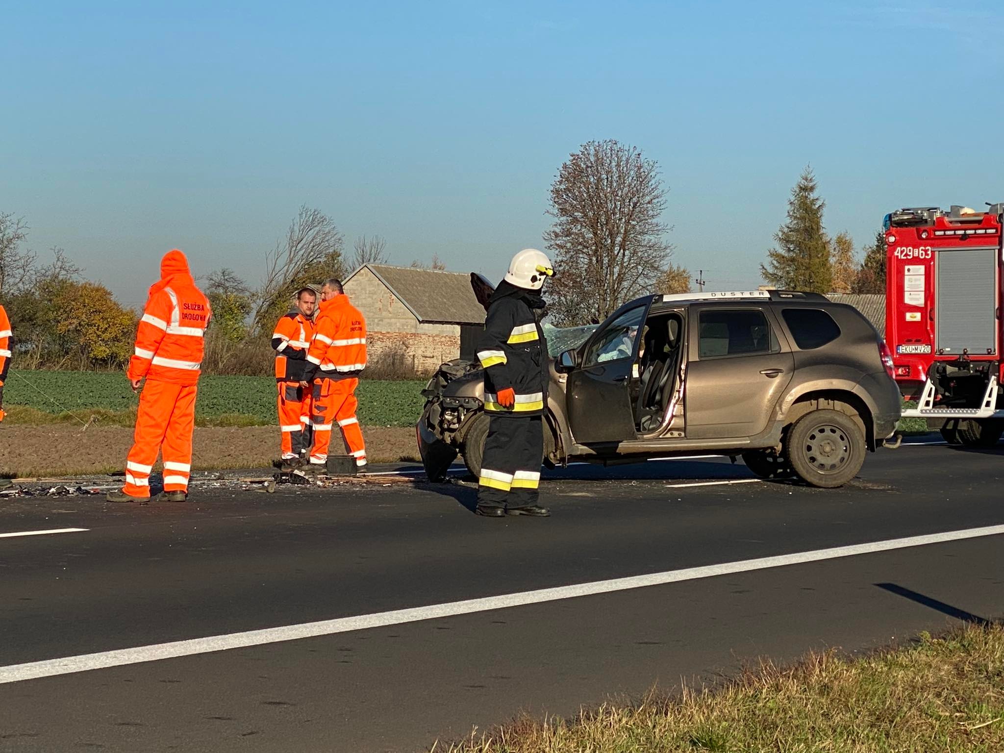 Groźny wypadek pod Kutnem. Samochód osobowy wjechał w ciężarówkę