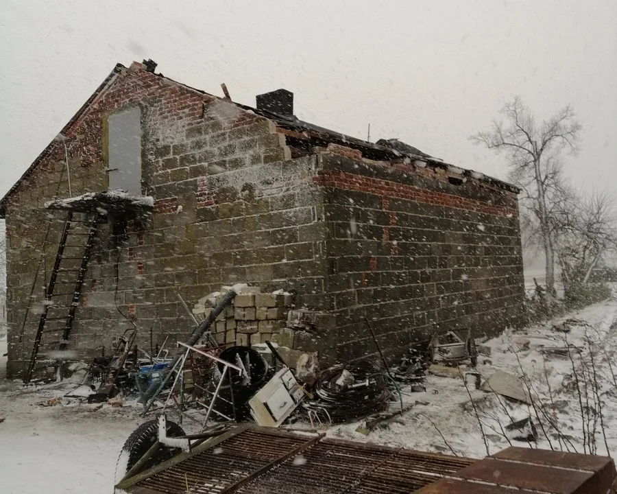 Nawałnica pozbawiła seniorów dachu nad głową. Ruszyła zbiórka pieniędzy na odbudowę domu - Zdjęcie główne