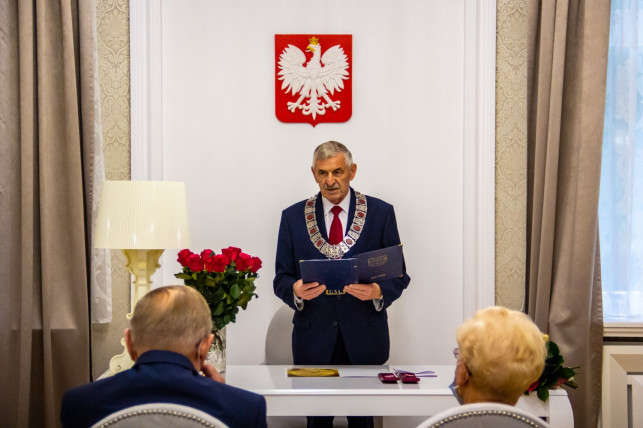 [ZDJĘCIA] Zakochani z pociągu do Warszawy. Państwo Irena i Wiesław Szafrańscy świętowali dziś 50 lat małżeństwa - Zdjęcie główne