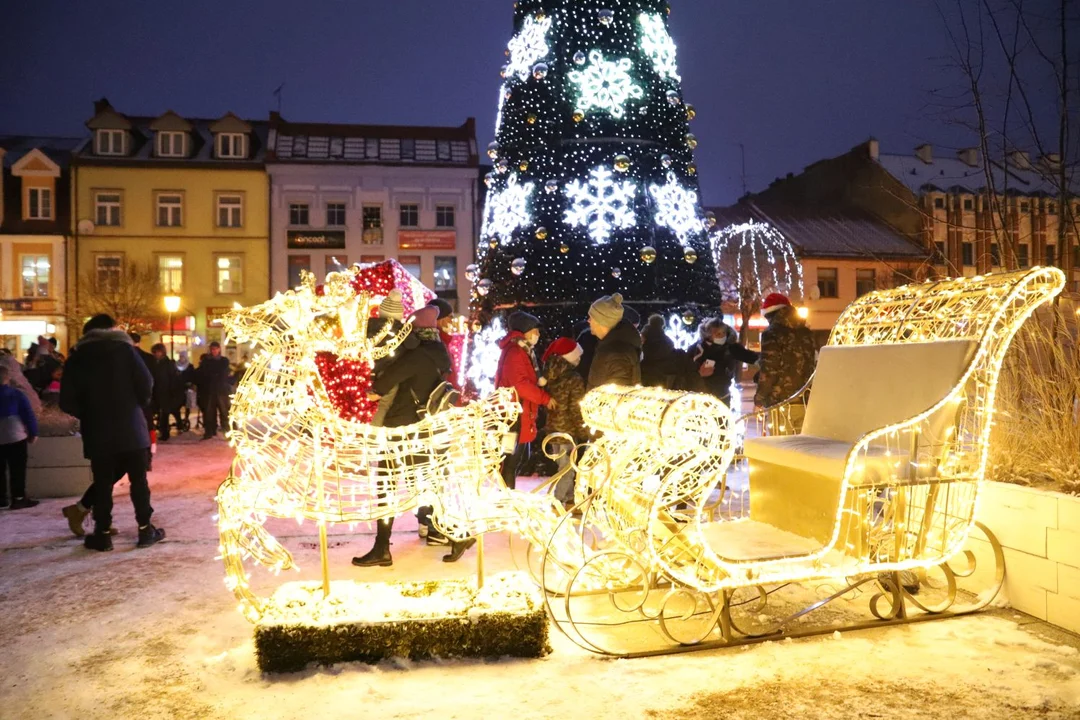 W Kutnie czuć klimat świąt. Dziś oficjalnie uruchomiono iluminację, w tym choinkę na Placu Wolności