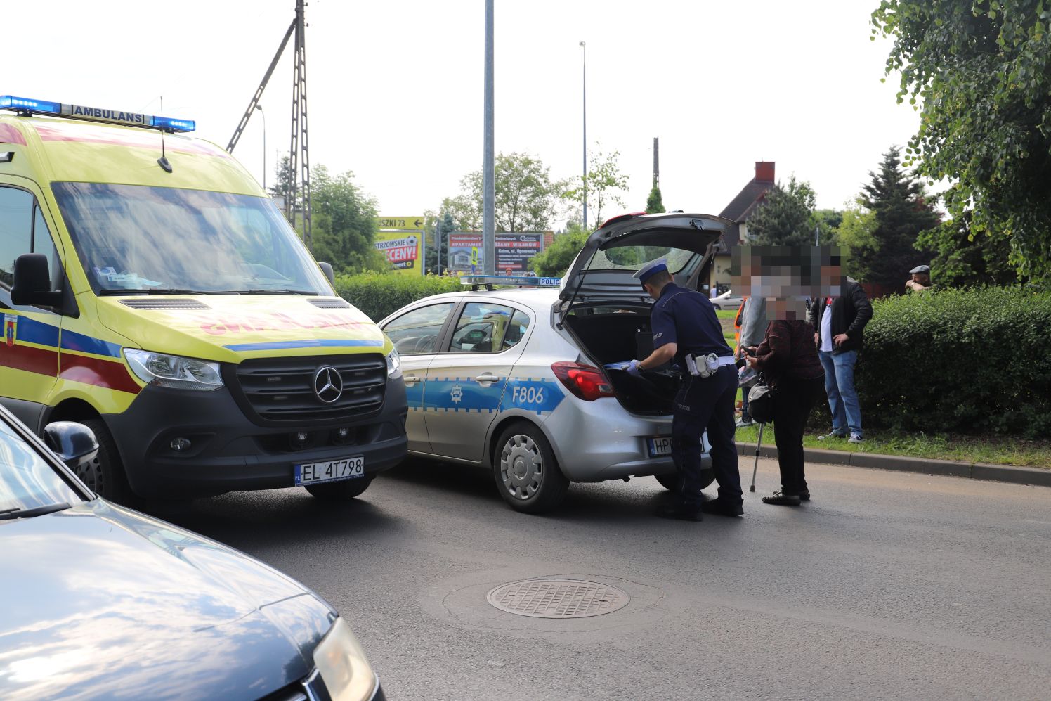 W Kutnie niedaleko targowicy samochód potrącił dziecko. Chłopiec został zabrany do szpitala