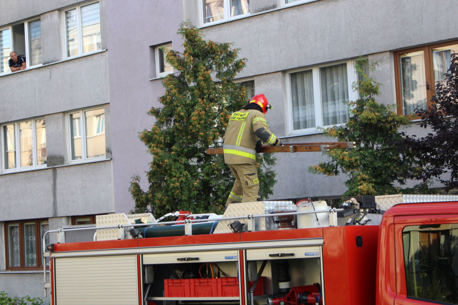 Na jednym z kutnowskich osiedli działania prowadzi kilka zastępów straży