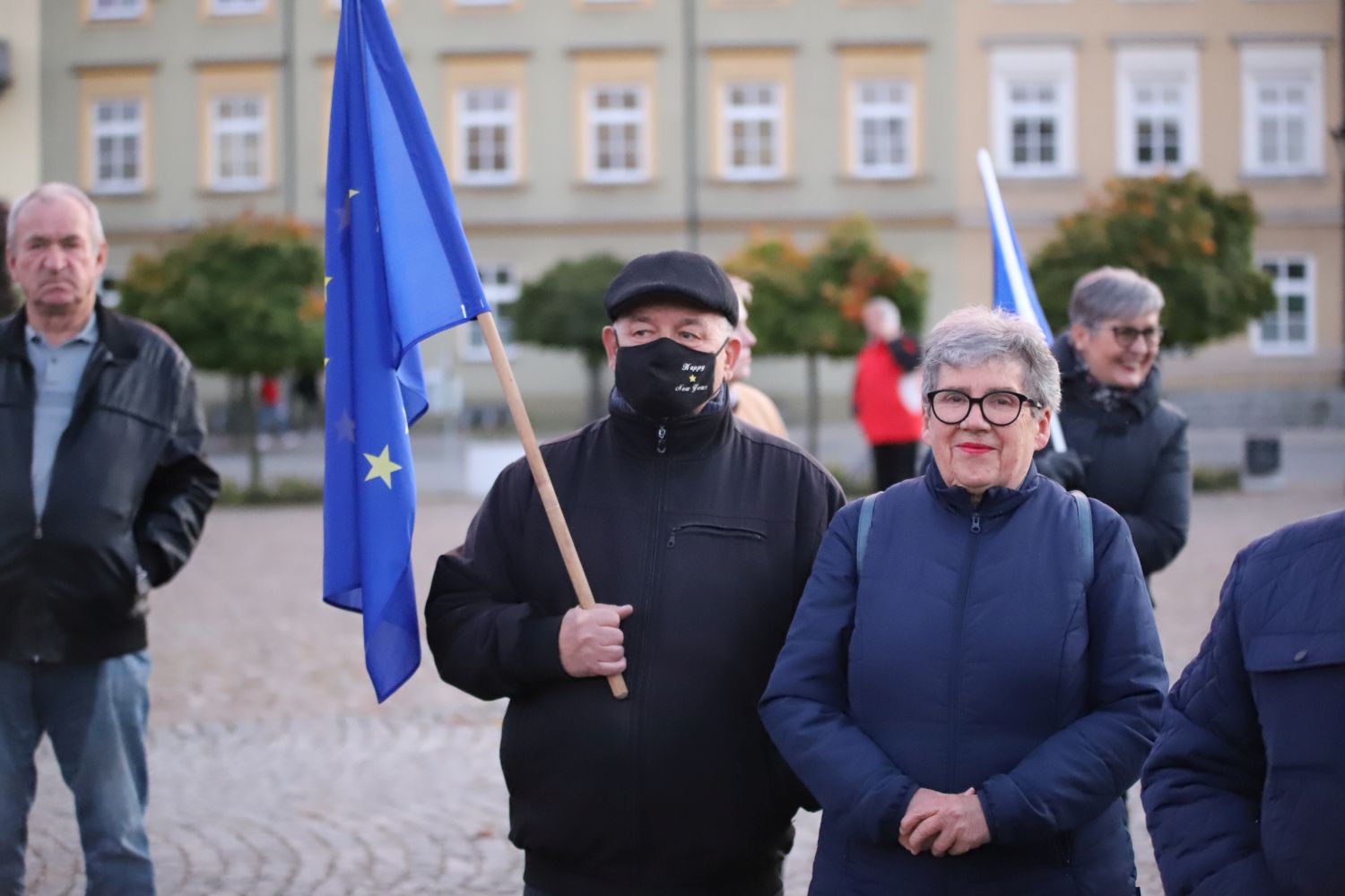 Protest „#Zostaję w Unii” w sercu Kutna. Kilkadziesiąt osób na Placu Piłsudskiego