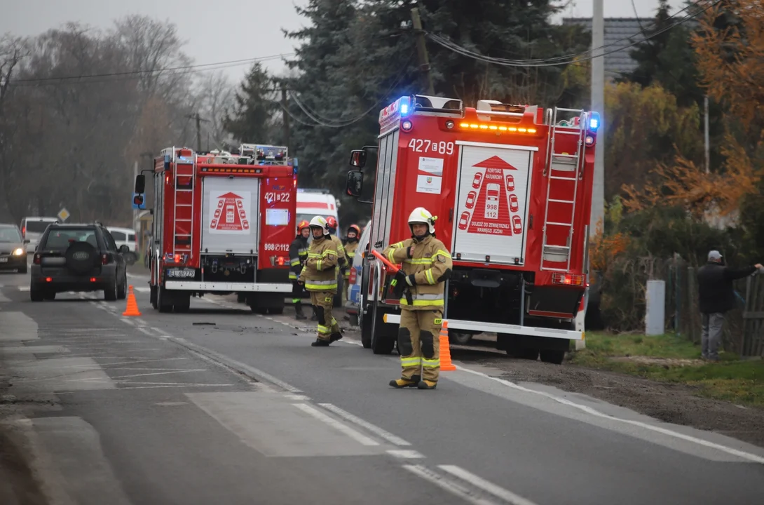 Pod Kutnem doszło do wypadku, na drodze krajowej trwa akcja służb