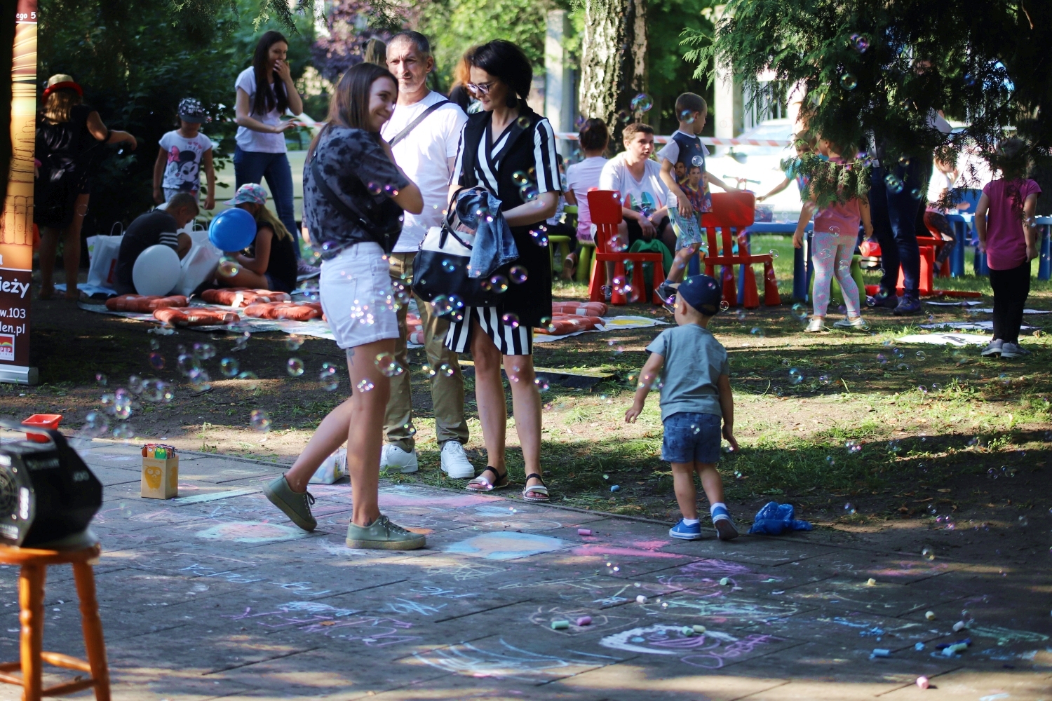 Piknik rodzinny odbył się pod kutnowską biblioteka w parku Traugutta