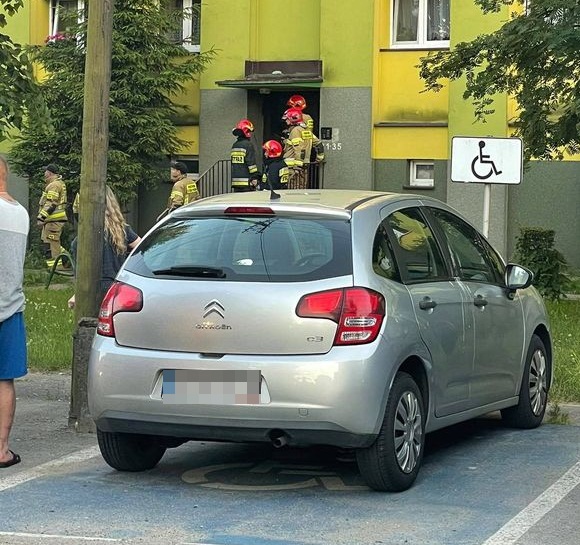 Kilka zastępów straży pożarnej prowadzi działania w Krośniewicach