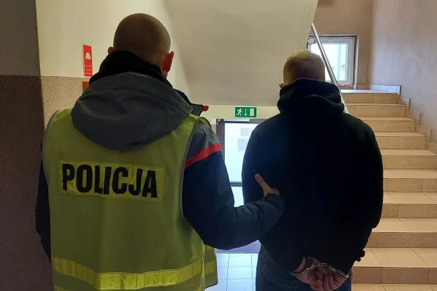 Policjanci z Kutna zatrzymali dwóch braci podejrzanych o rozbój na 15-latku