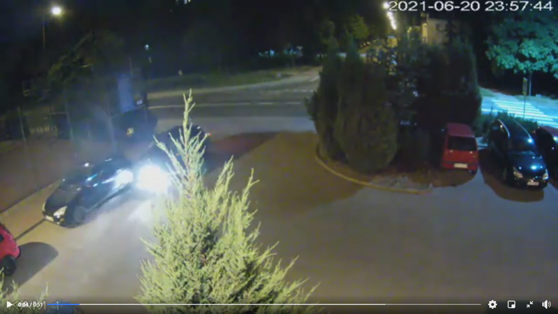 Uderzył z impetem w zaparkowane auto i uciekł z miejsca zdarzenia. Jest nagranie [WIDEO] - Zdjęcie główne