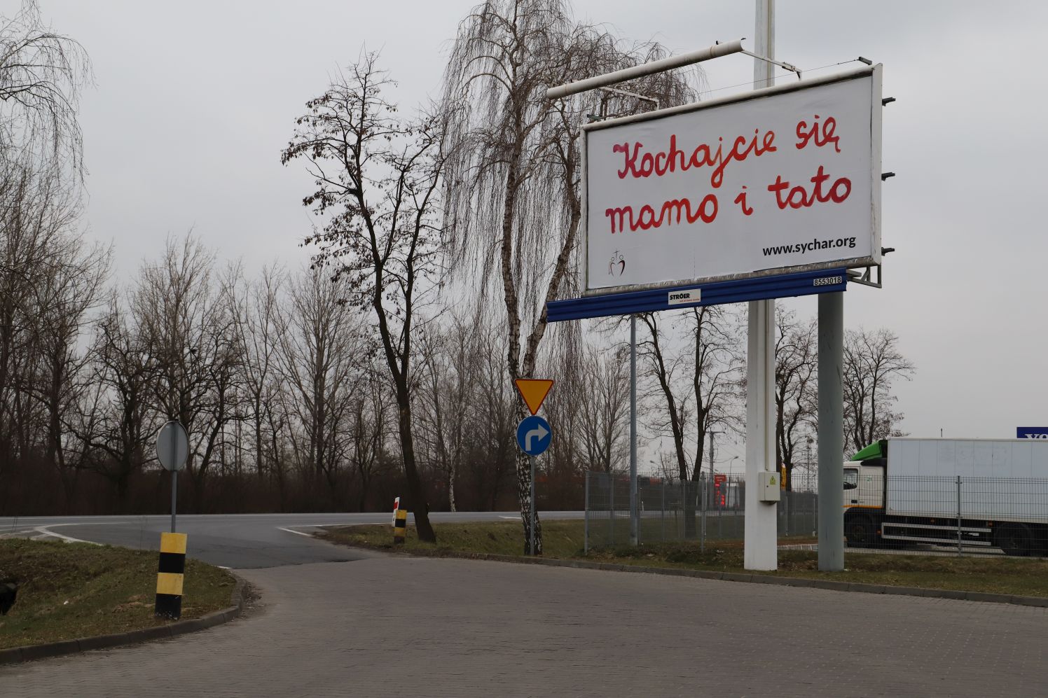 W Kutnie pojawił się bilbord z hasłem "Kochajcie się mamo i tato"