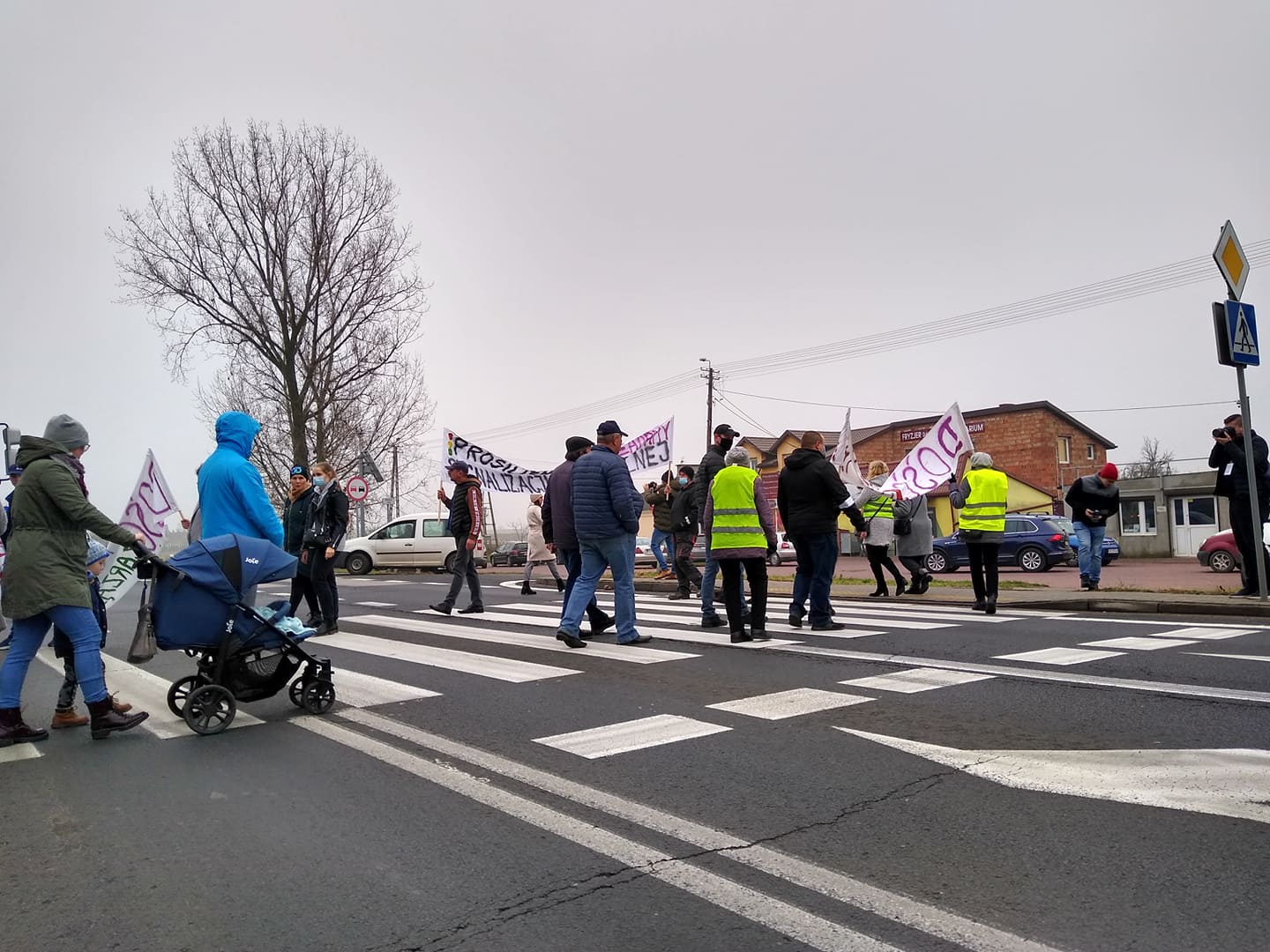 Trwa protest przy DK 92 w Bedlnie. Mieszkańcy żądają poprawy bezpieczeństwa