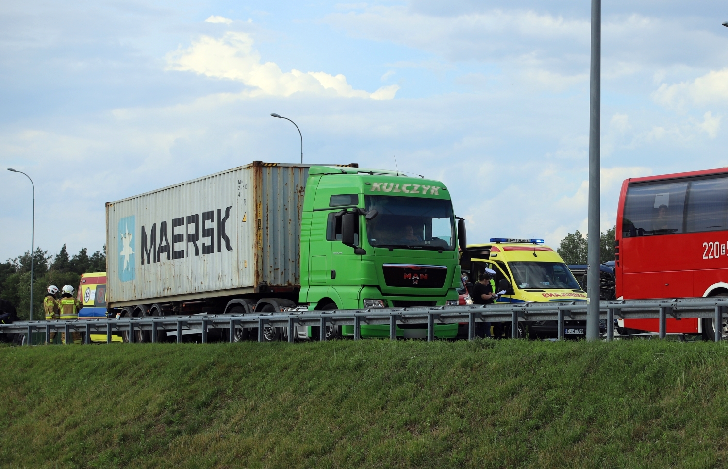 Na autostradzie autokar zderzył się z ciężarówką