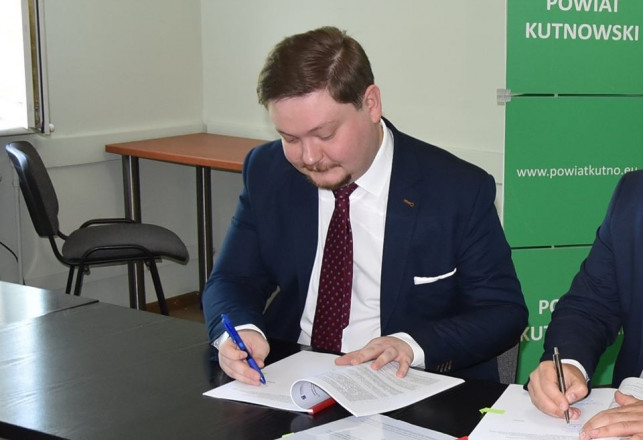 Starosta podpisał umowę. Zyskają na niej uczniowie jednej ze szkół - Zdjęcie główne