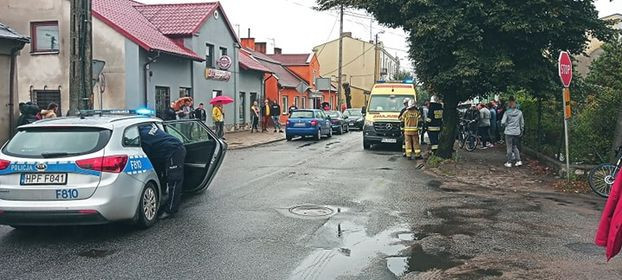 [ZDJĘCIA] Dwie kobiety ranne. Samochód uderzył w drzewo - Zdjęcie główne