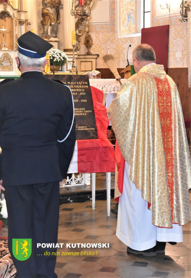 [ZDJĘCIA] Patriotyczne obchody w Dąbrowicach. Poświęcono tablicę pamiątkową - Zdjęcie główne