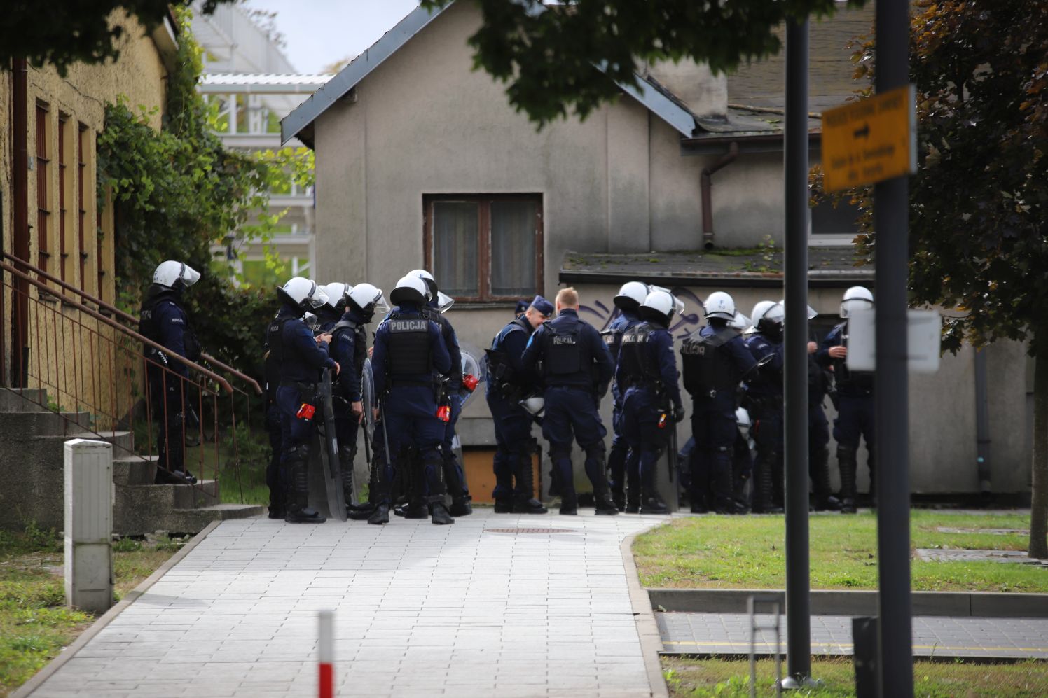 Przy dworcu w Kutnie zaroiło się od policjantów, którzy zabezpieczali przejazd kibiców poznańskiego Lecha