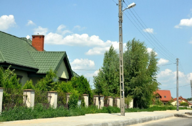 Śmieją się z chodnika - Zdjęcie główne