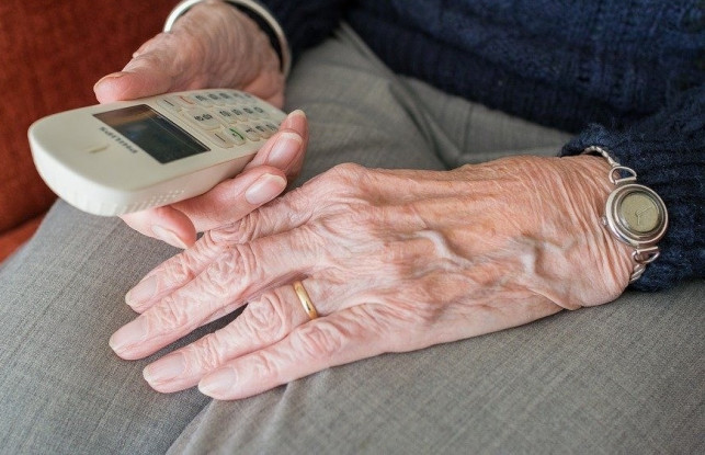 Miała pomagać schorowanemu wujkowi. Okradła go na kilkanaście tysięcy złotych! - Zdjęcie główne