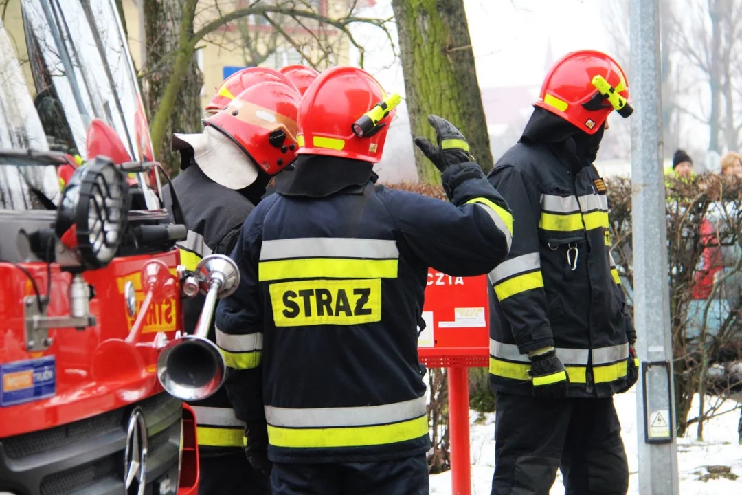 Fragmenty sufitu spadły na starszą kobietę. Seniorka zabrana do szpitala - Zdjęcie główne