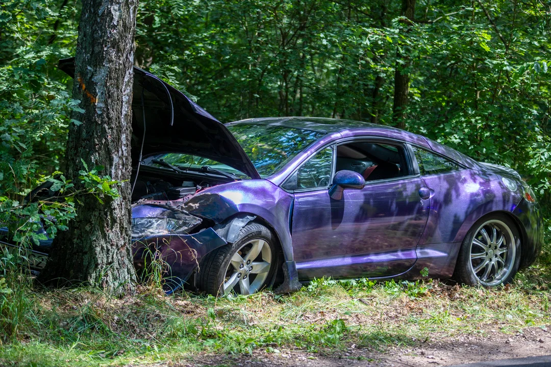 Pod Kutnem sportowe auto rozbiło się na drzewie. Na miejscu wszystkie służby [ZDJĘCIA] - Zdjęcie główne