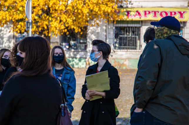 [WIDEO/ZDJĘCIA] Protest w Kutnie ws. aborcji. Plakaty na szyldach posłów, wieszak na pomniku papieża - Zdjęcie główne