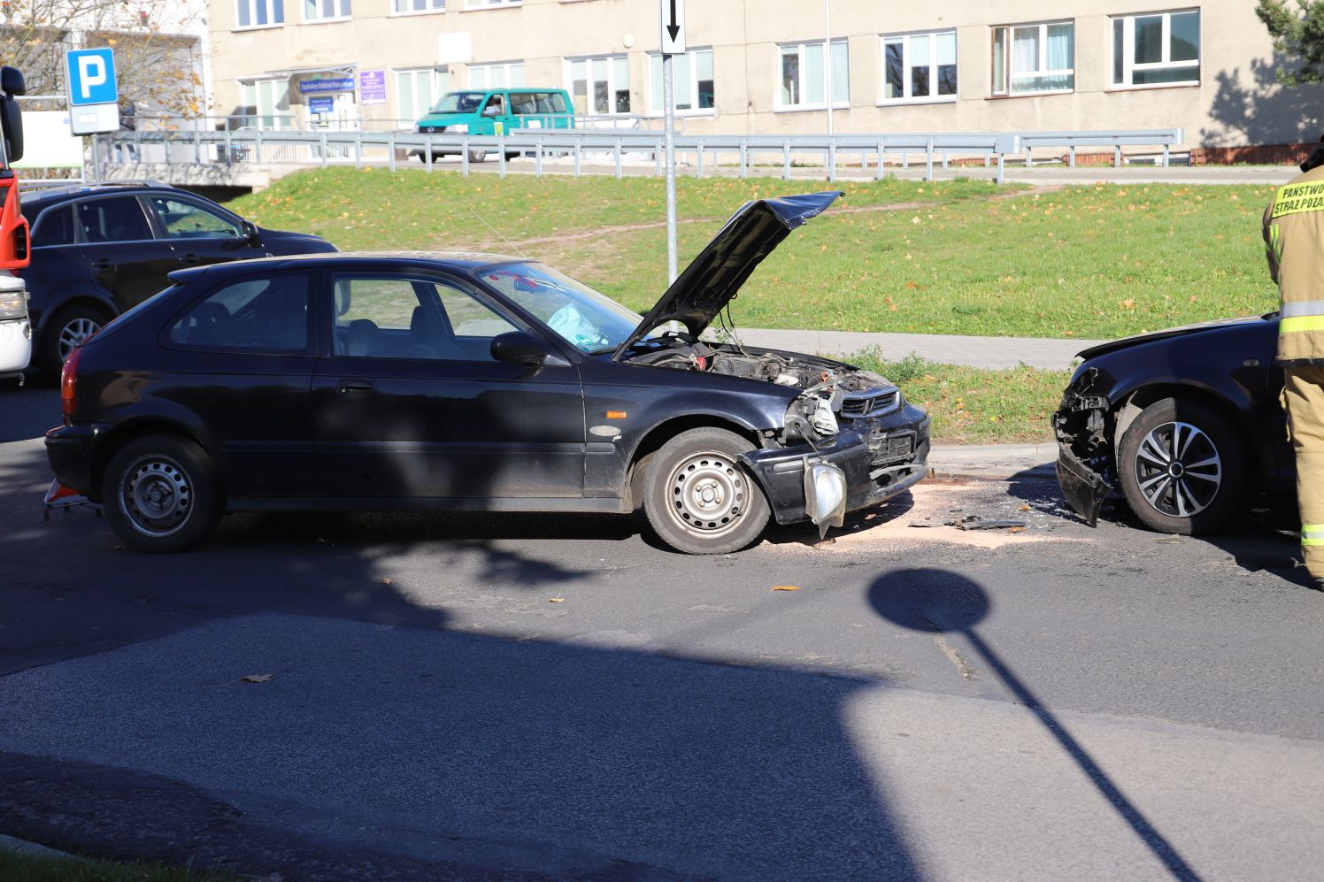 Wypadek z udziałem dwóch aut przy szpitalu. Służby w akcji [ZDJĘCIA]