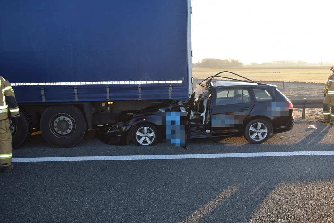 Auto zmiażdżone po uderzeniu w naczepę ciężarówki. Kierowca prawdopodobnie zasnął [ZDJĘCIA] - Zdjęcie główne