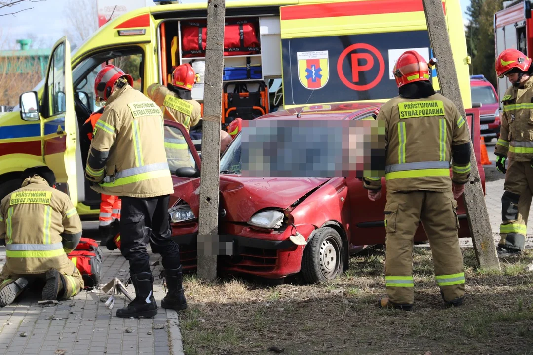 Wypadek w Kutnie. Samochód rozbił się o słup, są ranni [ZDJĘCIA] - Zdjęcie główne