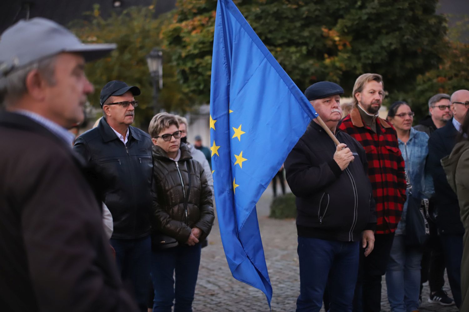 Protest „#Zostaję w Unii” w sercu Kutna. Kilkadziesiąt osób na Placu Piłsudskiego