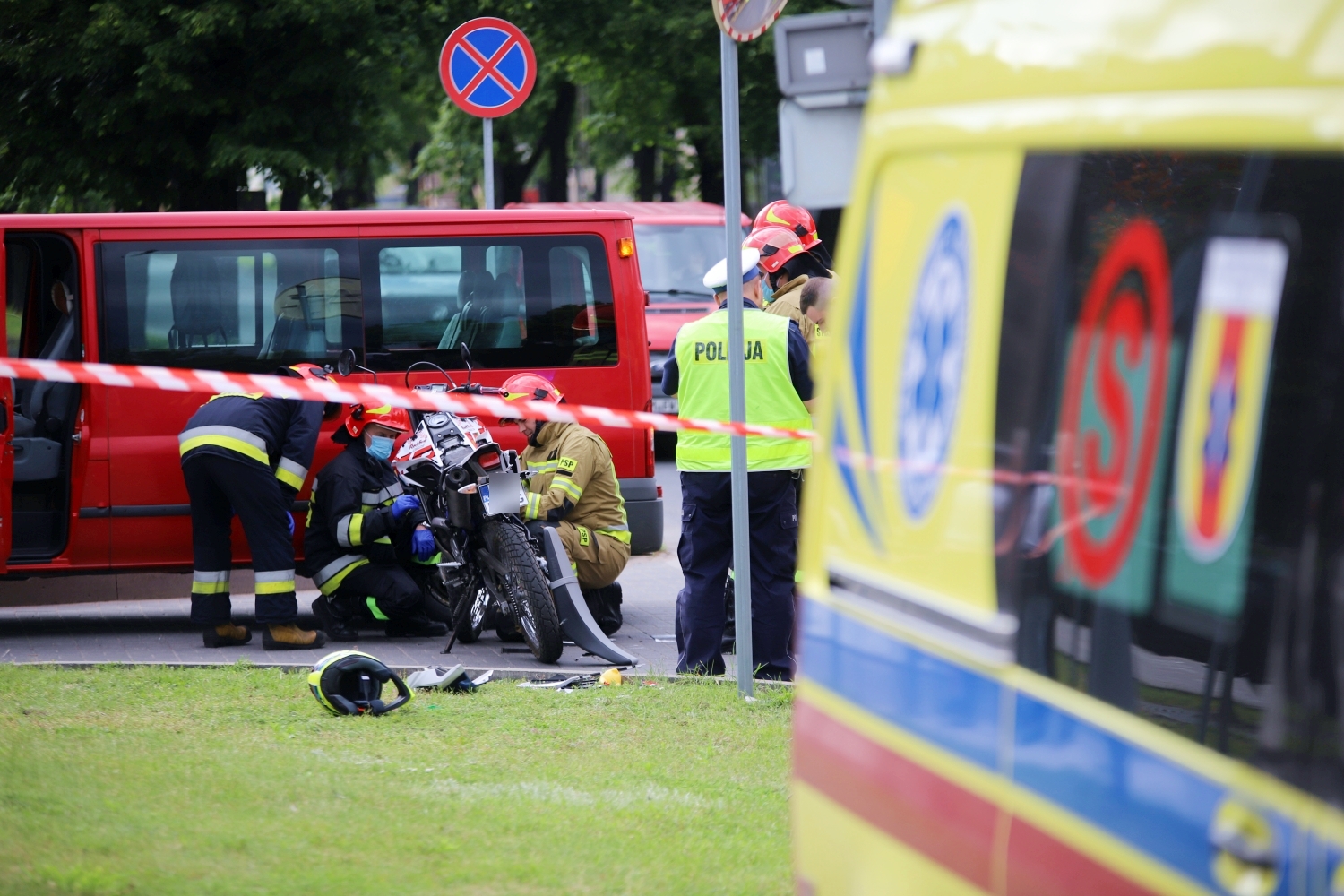 [ZDJĘCIA] Wypadek przy dworcu. Auto zderzyło się z motocyklem, droga zablokowana - Zdjęcie główne