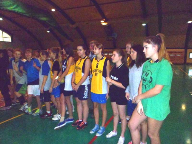 Srebrne dziewczęta z Gimnazjum nr 2 - Zdjęcie główne