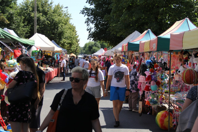 [ZDJĘCIA] Tłumy na ul. Wyszyńskiego. Trwa odpust w parafii św. Wawrzyńca - Zdjęcie główne