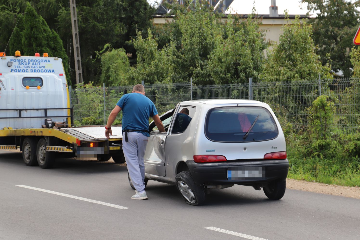 W Gołębiewie Starym pod Kutnem doszło do zdarzenia drogowego. Jedno z aut dachowało