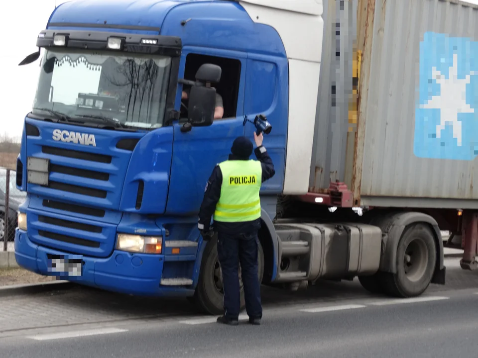 Pijany kierowca ciężarówki na autostradzie. Jechał wężykiem, wpadł po obywatelskim zatrzymaniu - Zdjęcie główne