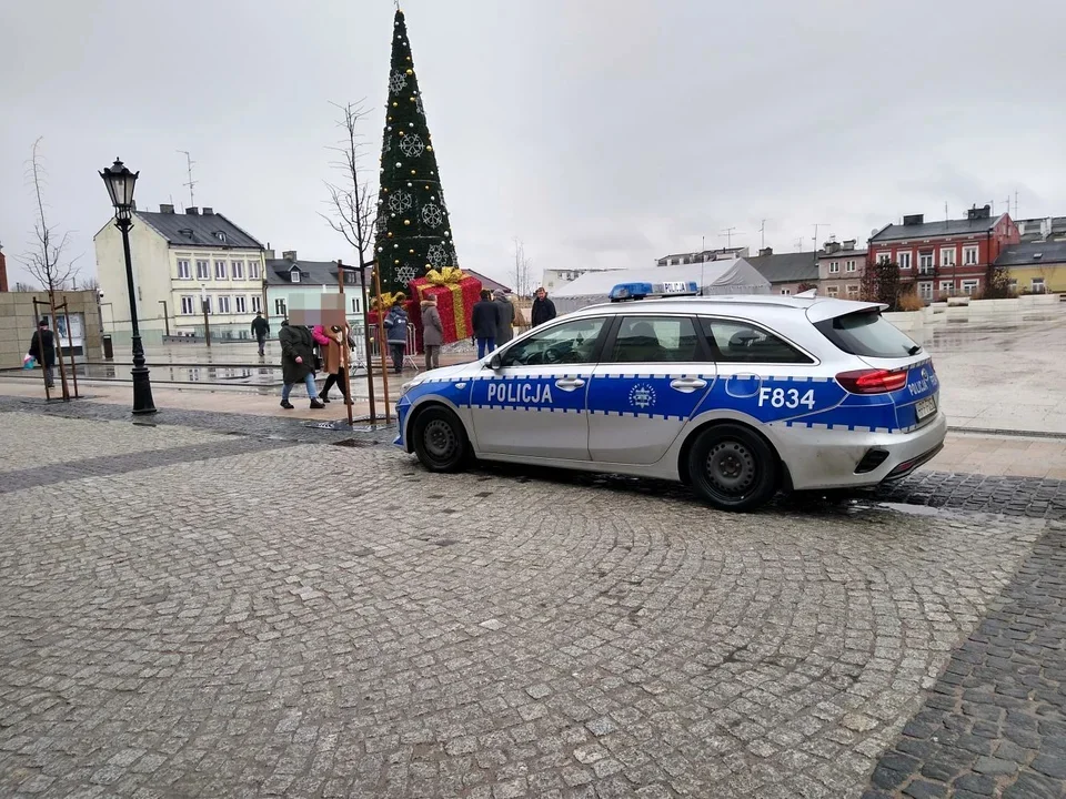 Przy fontannie na Placu Wolności pojawiły się ławki. Ma to zapobiec kolejnym uszkodzeniom