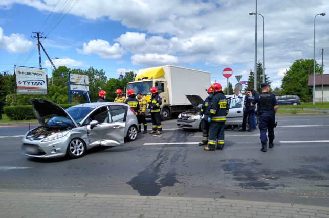 [AKTUALIZACJA][ZDJĘCIA] Kraksa na wjeździe na wiadukt. Dwie osoby poszkodowane - Zdjęcie główne
