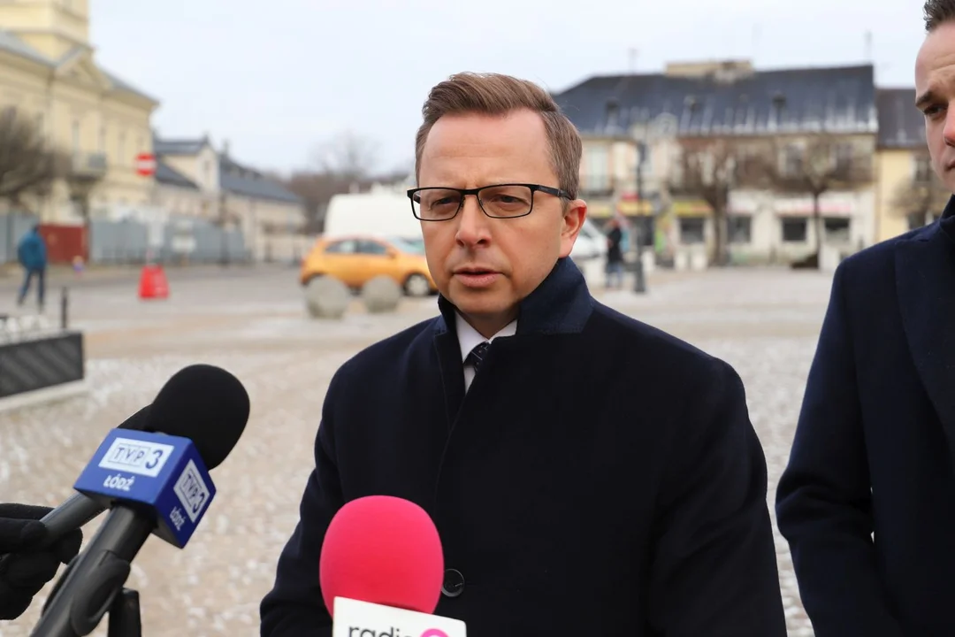 Poseł Dariusz Joński podczas konferencji na placu Piłsudskiego w Kutnie mówił m.in o inflacji i drożyźnie