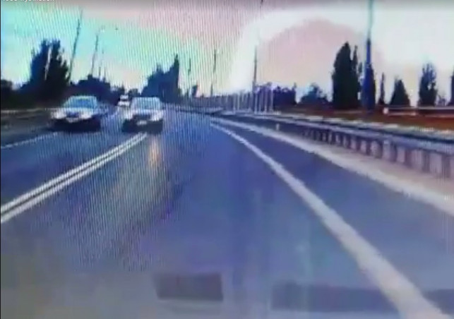 [WIDEO] O włos od czołówki! Wyprzedzał na ciągłej na wiadukcie - Zdjęcie główne