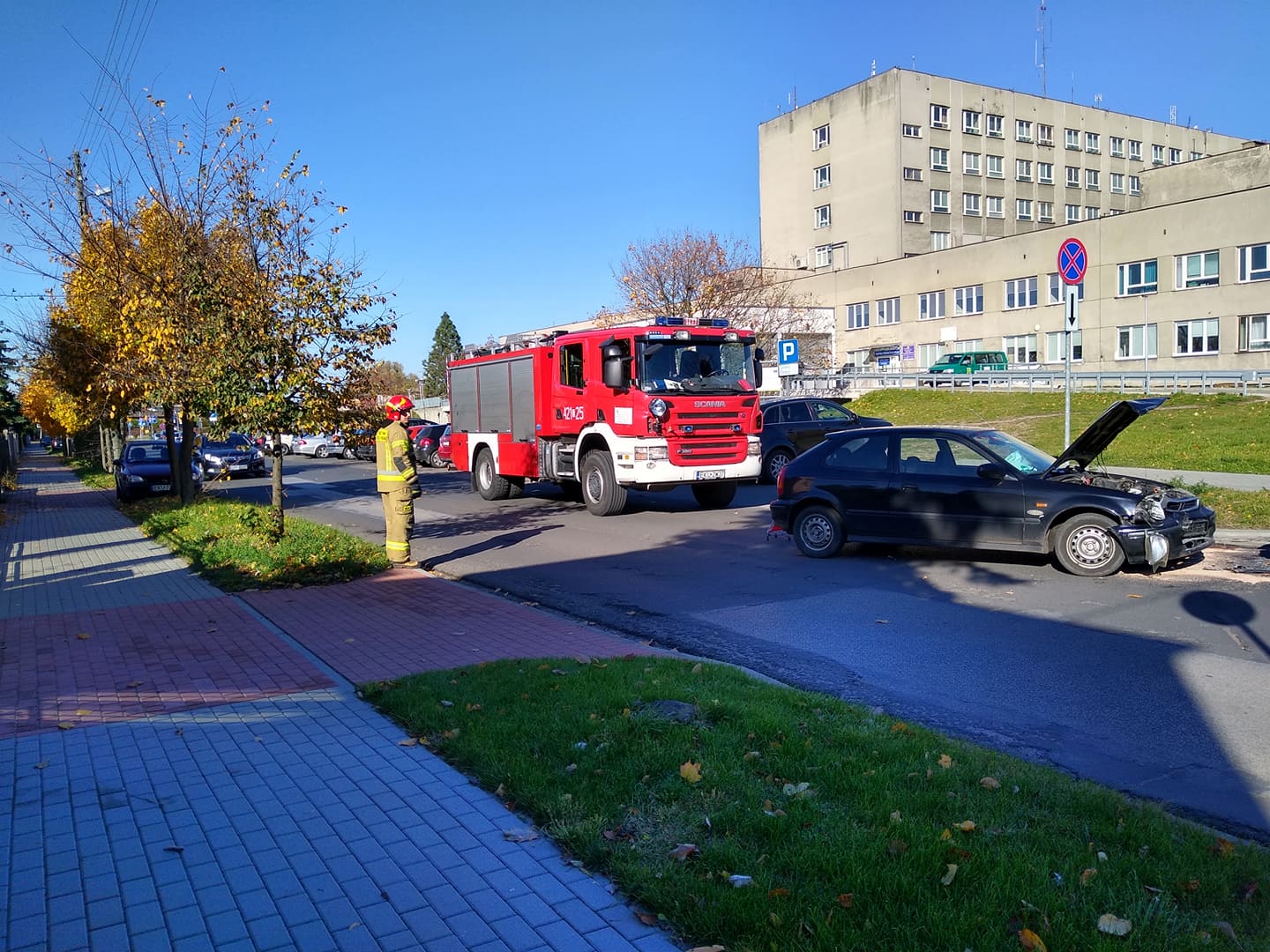 Wypadek z udziałem dwóch aut przy szpitalu. Służby w akcji [ZDJĘCIA]